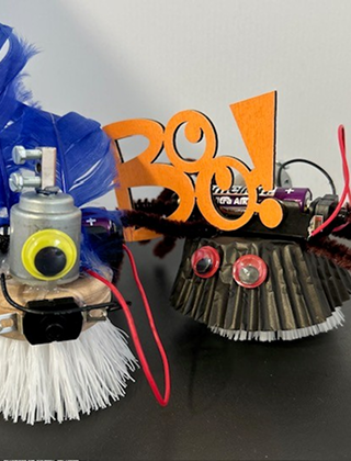 Von Kindern selbst gebaute Roboter als Ergebnis eines Geburtstags-Workshops.