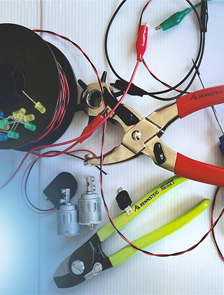 Elektronik-Bauteile und Werkzeug bereit f&uuml;r einen praktischen Schul-Workshop.